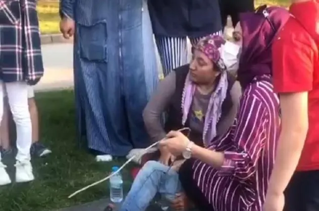 Parkta bisiklet süren çocuğun bacağına inşaat demiri saplandı