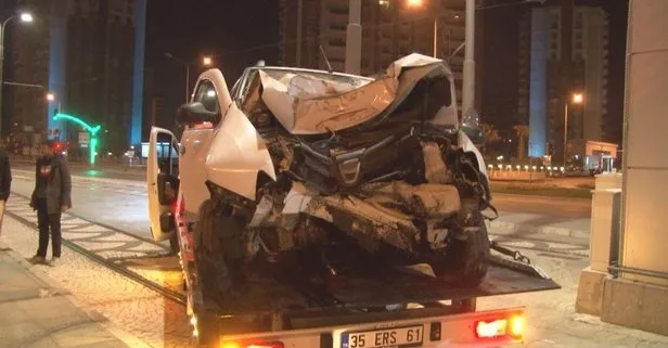 SON DAKİKA: İzmir’de feci kaza: Otomobil üst geçidin ayağına çarptı: 1 yaralı
