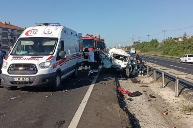 Tekirdağ'da servis minibüsü önündeki otomobile çarptı: 2 ölü, 1'i ağır 4 yaralı!