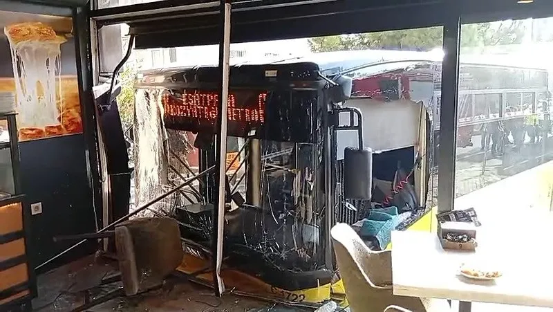 Üsküdar'da İETT otobüsü börekçiye girdi: 3 kişi yaralandı!-2