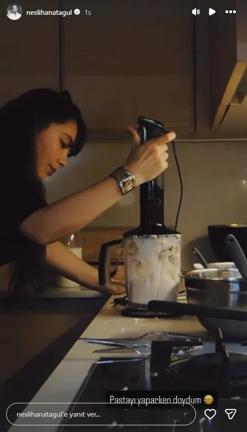 neslihan-atagulden-mutfak-paylasimi-bayram-pastasi-hazir-1774097880536.jpg Kadir Doğulu çok şanslı! Neslihan Atagül'den iştah kabartan bayram sürprizi! Mutfakta hünerlerini sergiledi-3