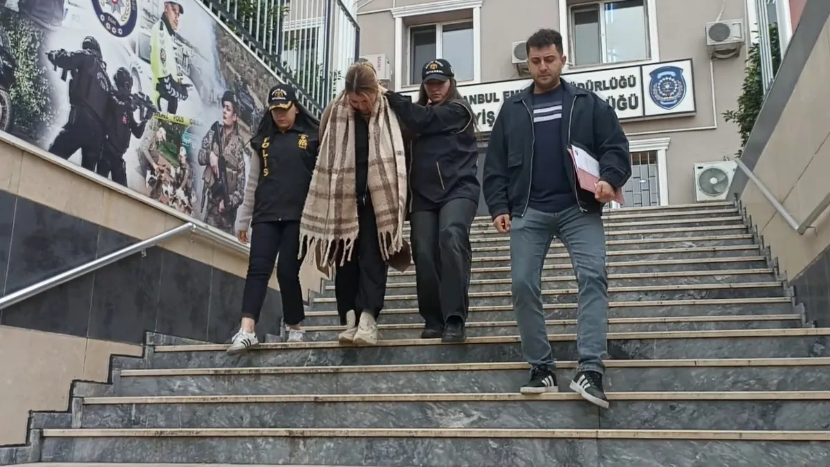 1793190797560.jpg Ataşehir'de 11 ayrı dosyadan aranan ve kendisini öğretmen olarak tanıtan firari kadın dubleks evin çatısında yakalandı-4