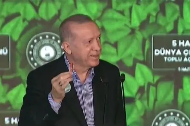 Başkan Erdoğan'dan canlı yayında ay yıldızlı çakı sürprizi! "Devamlı yanımda taşırım" diyerek cebinden çıkarttı