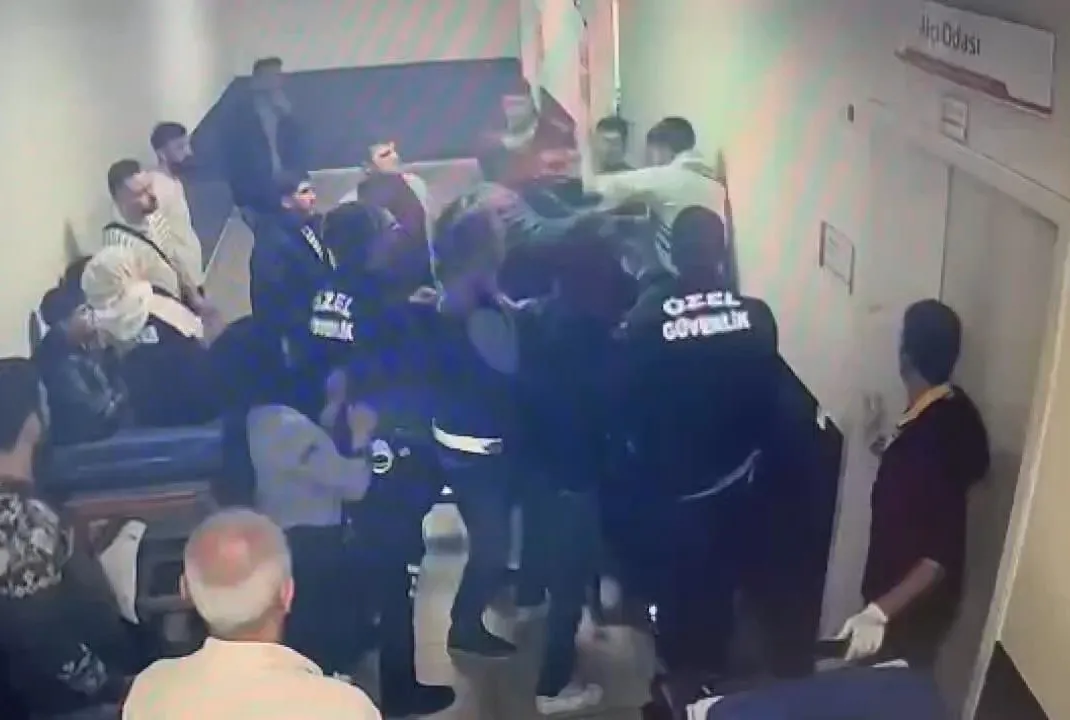 Sedyeden kalkıp doktora saldırdı