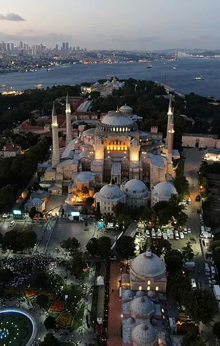 Ayasofya Camii'nde arife yoğunluğu