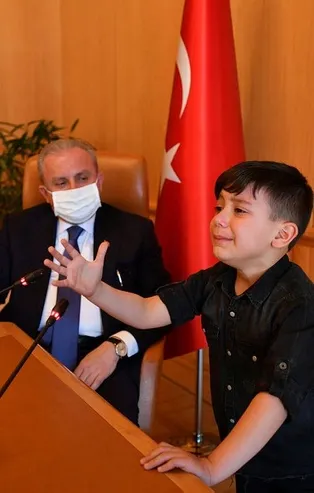 Miraç Eymen Kaya İstiklal Marşı okurken hem ağladı hem ağlattı! Şentop: Uzun zamandır bu kadar güzelini dinlemedim