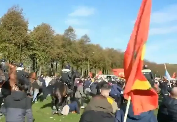 hollandada-teror-orgutu-pkk-yandaslari-polise-saldirdi-atli-polisler-mudahale-etti-1667372762539.jpg Hollanda'da terör örgütü PKK yandaşları polise saldırdı! Atlı polisler müdahale etti-3