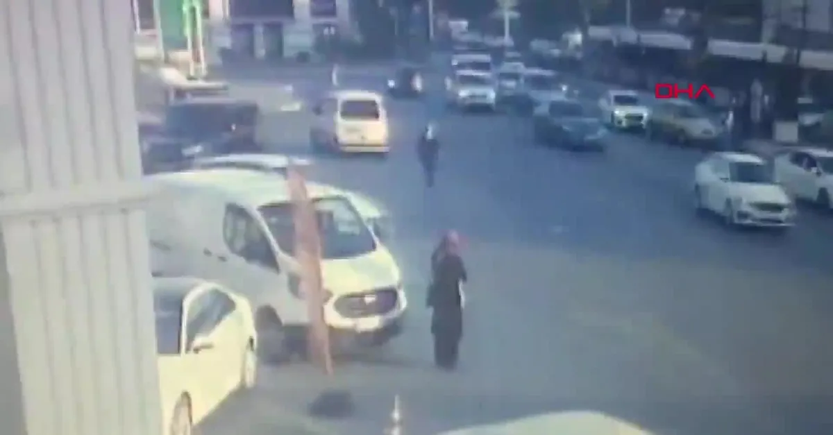 Güngören'de otomobil tramvaya çarptı