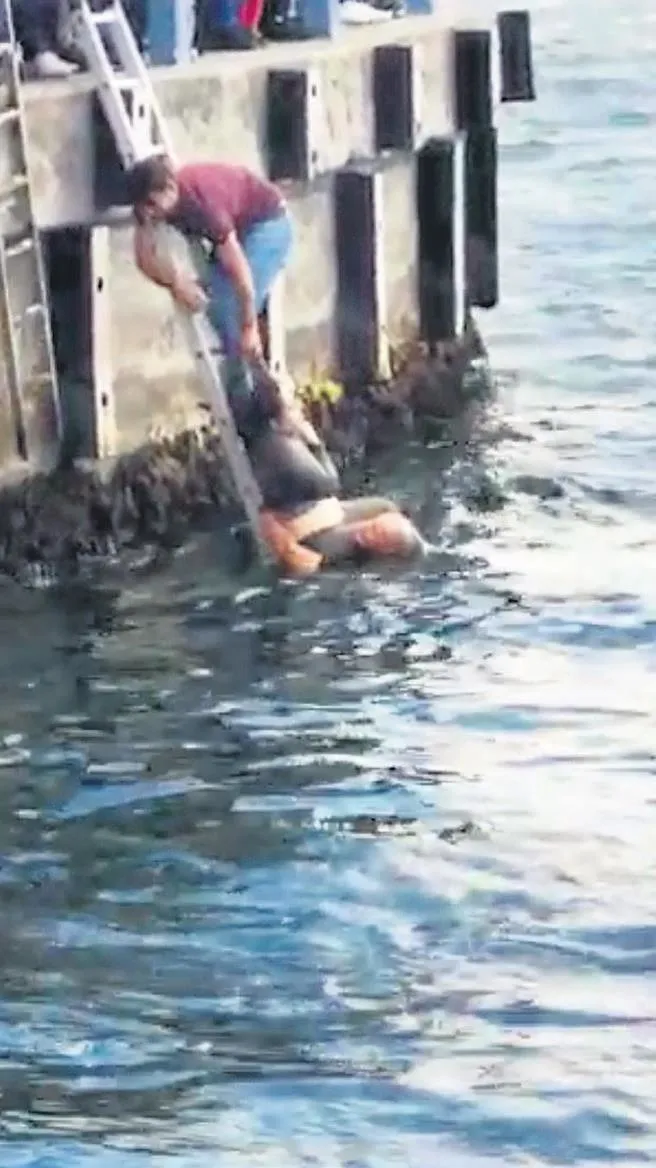 Galata Köprüsü'nden denize atlayan yabancı uyruklu kadını, turist kurtardı