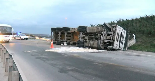 SON DAKİKA! Kuzey Marmara'da çakıl taşı yüklü tır devrildi! 1 yaralı