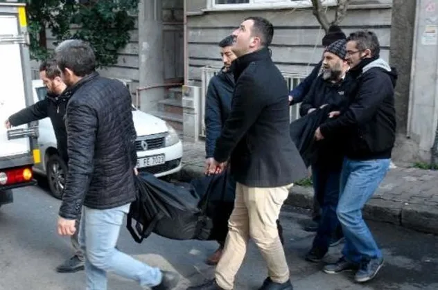 Fatih'te bir dairede 2 kişi ölü bulundu