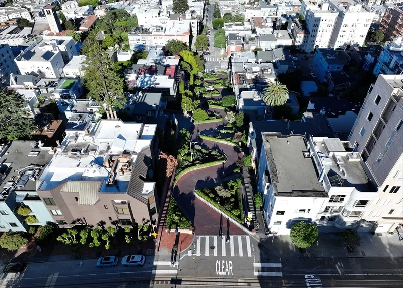 dunyanin-en-virajli-sokagi-havadan-goruntulendi-turist-akinina-ugruyor-1777449975312.jpg Dünyanın en virajlı sokağı havadan görüntülendi: Turist akınına uğruyor-10