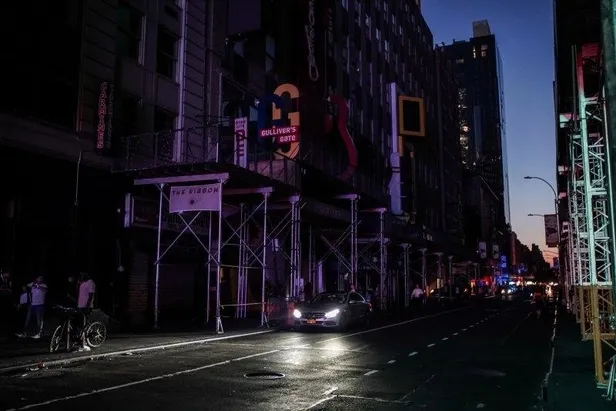New York Manhattan'da elektrik kesintisi hayatı felç etti-1