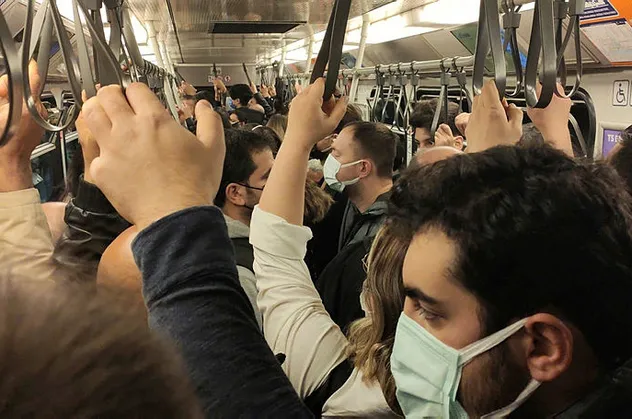 İstanbul'da toplu taşımada sosyal mesafe yine unutuldu! Metro seferleri aksadı vatandaş İBB yetkililerine tepki gösterdi