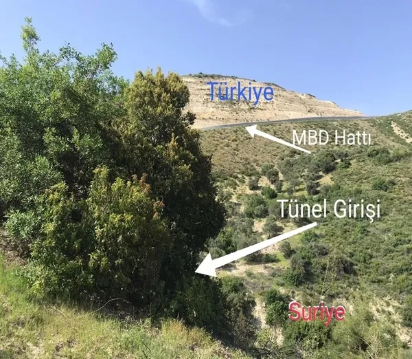 hatayda-mehmetciklerin-dikkati-sayesinde-suriyeden-turkiyeye-kazilan-tunel-tespit-edildi-1619861635264.jpg Hatay'da Mehmetçiklerin dikkati sayesinde Suriye'den Türkiye'ye kazılan tünel tespit edildi-2