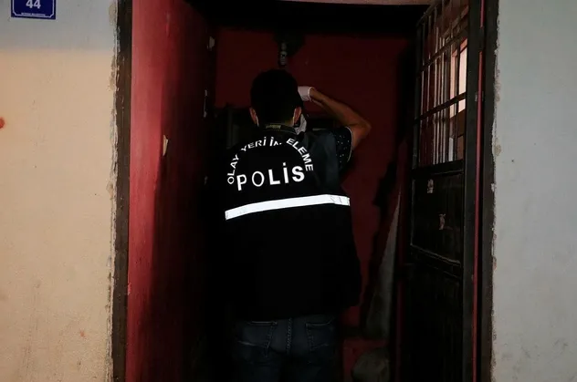 Adana’da cinnet getiren kişi babasını dövdü kardeşini pompalı tüfekle öldürdü