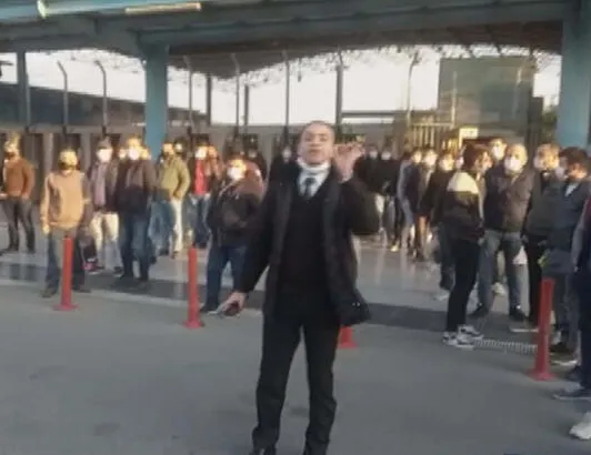 Vatandaşlardan İETT durağında otobüs isyanı!