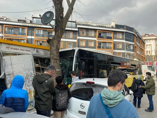 İETT otobüsü Halk Ekmek büfesine çarptı-2