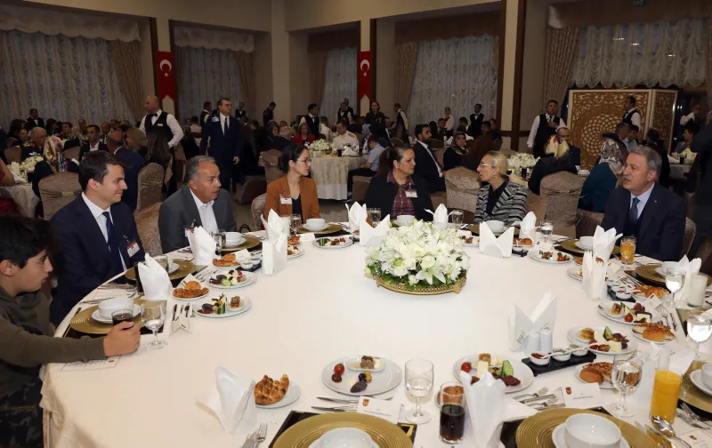 Bakan Akar ve komutanlardan şehit aileleri ile iftar - 4