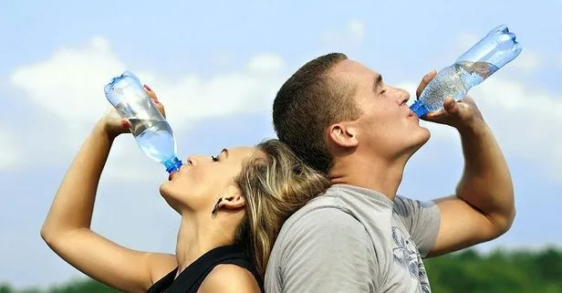 Coronavirüse (Kovid-19) karşı bol su için