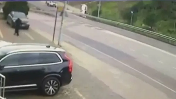 atasehirde-takla-atarak-refuje-yuvarlanan-otomobilin-surucusu-kacti-1642836741972.jpg Ataşehir'de takla atarak refüje yuvarlanan otomobilin sürücüsü kaçtı-2