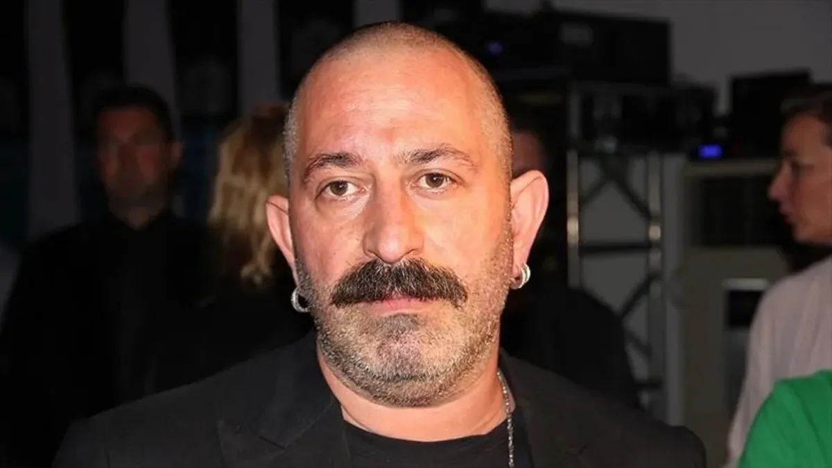 Cem Yılmaz göğüs ağrısı şikayetiyle hastaneye kaldırıldı