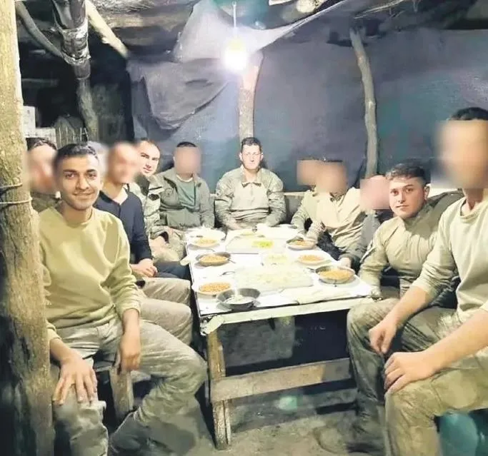 sehitlik-yolunda-son-kare-4-sehidimizin-birlikte-yedigi-son-yemegin-fotografi-ortaya-cikti-1703542617331.jpeg