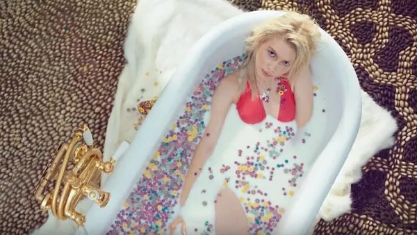 Aleyna Tilki seslendirdiği Yıldız Tilbe'nin Yalnız Çiçek şarkısına klip çekti-1