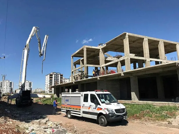 Son dakika: Diyarbakır'da inşaatta iskelenin çökmesi sonucu 1'i ağır 6 işçi yaralandı-5