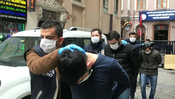 Son dakika: Beyoğlu'nda çatışan gruba operasyon: Kalaşnikoflar ele geçirildi-3