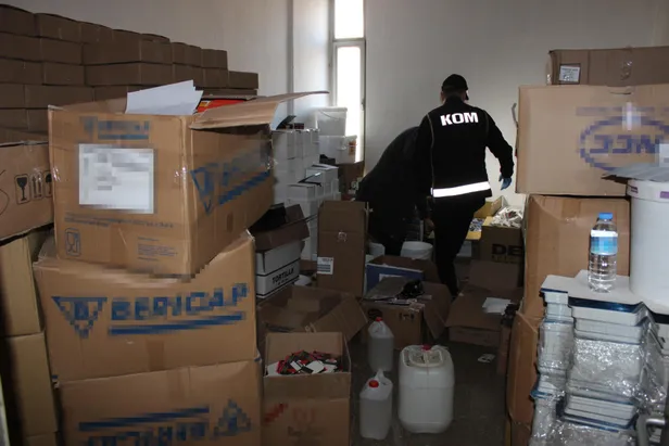 İzmir'de cinsel içerikli kaçak ürün operasyonu-5