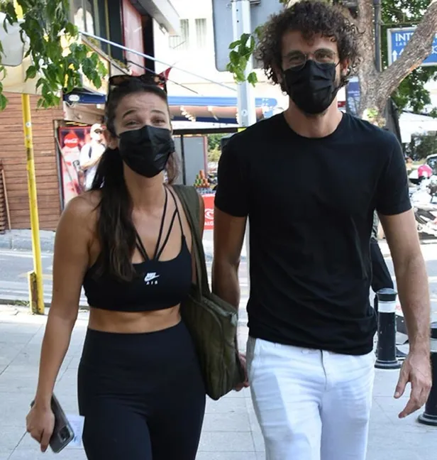 Pınar Deniz ve sevgilisi Yiğit Kirazcı el ele yakalandı! Telefonunu taytına sıkıştıran Pınar herkesi güldürdü-6