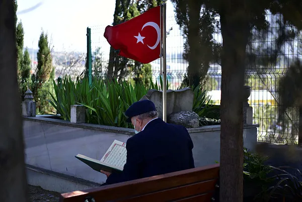 kibris-gazisi-sik-sik-sehitlikleri-ziyaret-ederek-dua-ediyor-yine-savas-olsa-yine-giderim-1618518070230.jpg Kıbrıs Gazisi sık sık şehitlikleri ziyaret ederek Kur'an-ı Kerim okuyor: Yine savaş olsa yine giderim-2