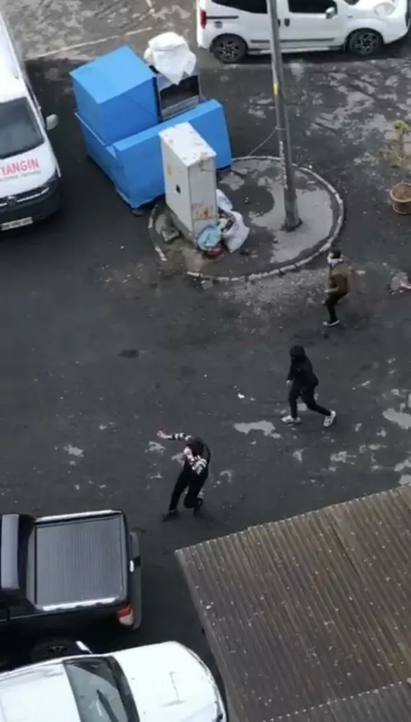 Yeşil Sol Parti'nin seçim bürosu açılışında polis aracı taşlayan ve yasa dışı slogan atan 15 kişi gözaltına alındı-4