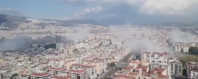 SON DAKİKA DEPREM VİDEOLARI: İzmir 6,6 büyüklüğünde deprem! Binalar mı çöktü? İşte sosyal medyayı sallayan o görüntü
