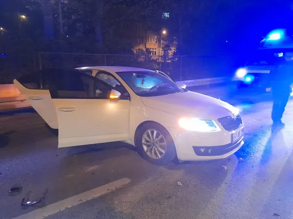 bariyerlere-carpan-otomobil-surucusunun-ayagi-koptu-1682306553298.jpg Bariyerlere çarpan otomobil sürücüsünün ayağı koptu-2