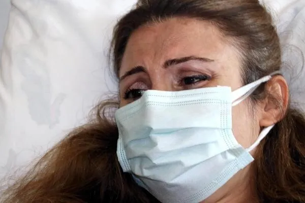 Hamileyken koronavirüse yakalanan anne bebeğini ilk kez tabletten izledi: İki kere ölümden döndüm-2