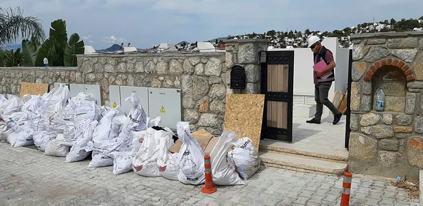 Kaçak Can Dündar ve Sözcü gazetesi yazarı Yılmaz Özdil'in kaçak villalarında yıkım sürüyor-3