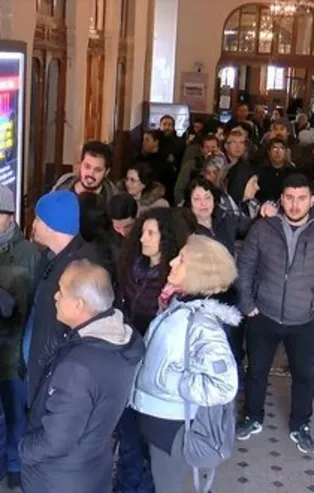 CHP'li İBB Başkanı Ekrem İmamoğlu'nun ulaşıma yaptığı zam sonrası vatandaş harekete geçti! Ucu görünmeyen kuyruk oluşturdu!