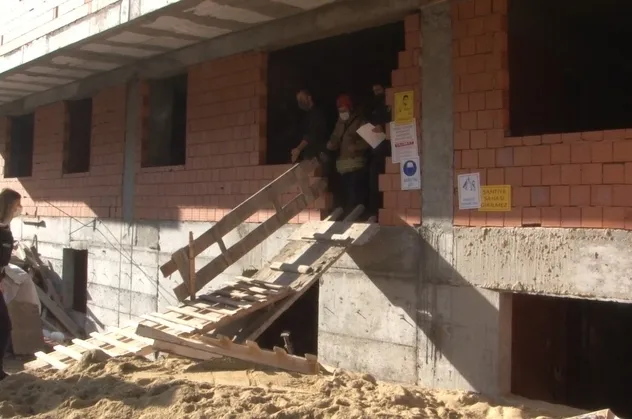 İnşaatta feci ölüm! Asansör boşluğunda kaldı