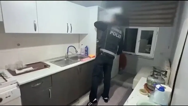 sisli-besiktas-ve-sariyerde-torbacilara-darbe-valelerden-zehir-cikti-1790062700760.jpeg Şişli, Beşiktaş ve Sarıyer'de torbacılara darbe: Valelerden zehir çıktı-3
