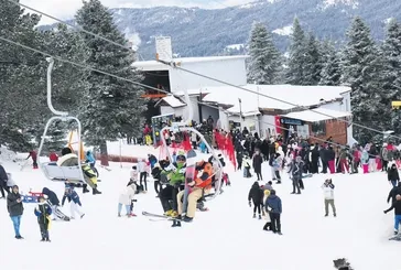 Metrelerce sıra oluştu! Uludağ’da sömestir tatilinde kayak pistleri doldu taştı