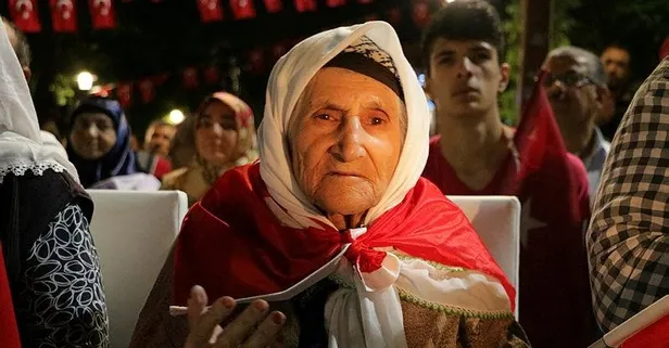 106 yaşındaki Zeynep Bekereci demokrasi nöbetine katıldı