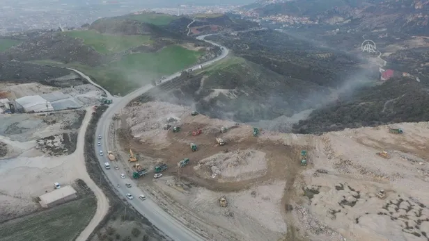Hatay'da enkazlardan toplanan molozlar kamyonlarla belirlenen alanlara taşınıyor-3