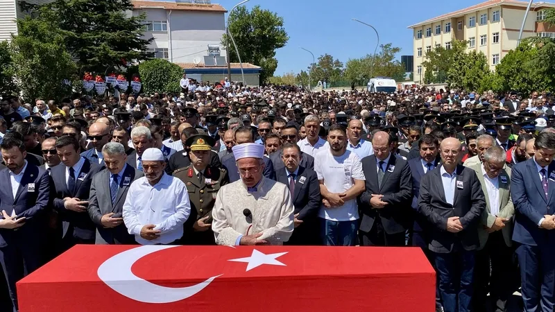 kirsehirde-sehit-astsubay-cavus-icin-toren-son-yolculuguna-ugurlandi-1723128798911.jpeg Kırşehir’de şehit astsubay çavuş için tören: Son yolculuğuna uğurlandı | Kalp krizi geçiren şehidin annesi sedye ile getirildi-3