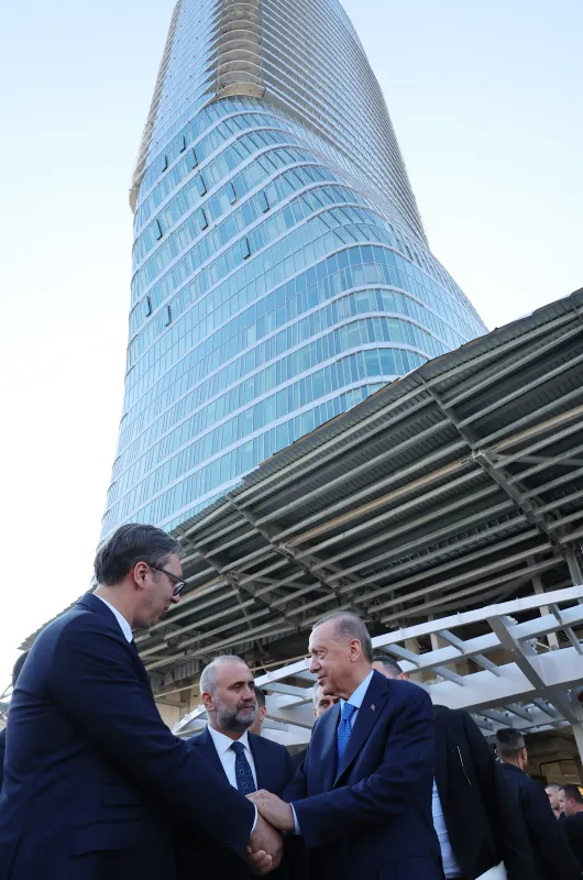 sirbistandaki-belgrad-kulesine-ziyarette-bulunan-baskan-erdogani-insaat-iscileri-sloganlarla-karsiladi-1662569908701.jpg