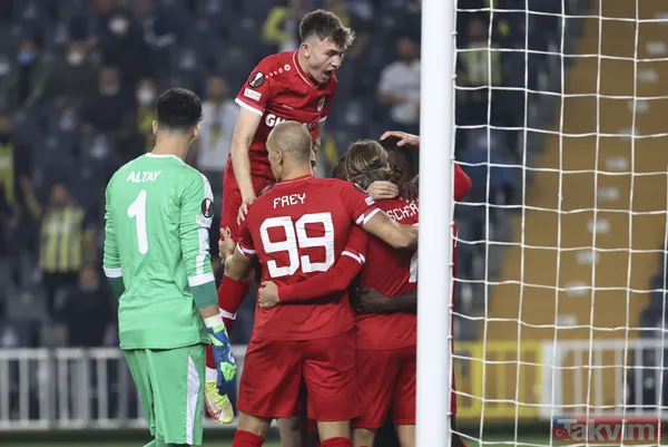 Kadıköy'de Fenerbahçe'ye tepki gecesi! Tribünlerden yuhalamalar yükseldi: Mesut Özil ve Altay Bayındır... - 4