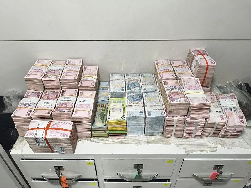 Operasyonda ele geçirilen 1 milyon 441 bin avro, 630 bin dolar, 5 milyon 183 bin lira, 5 kilogram altın, 200 kilogram gümüş ve soğuk cüzdan kripto varlıklarına el konuldu. (AA) (AA)