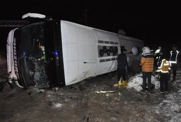 İki ilde yolcu otobüsü devrildi: 3 ölü, 46 yaralı