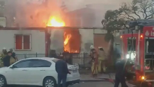 Bağcılar'da 2 konteyner alev alev yandı-1